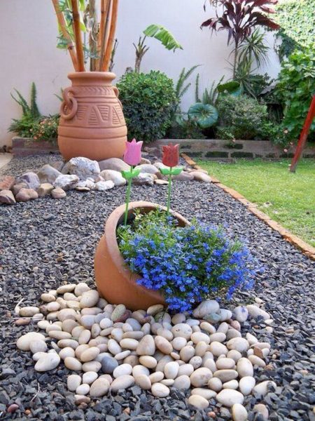 Front Yard Landscaping Ideas With Plants, Rocks, and Mulch
