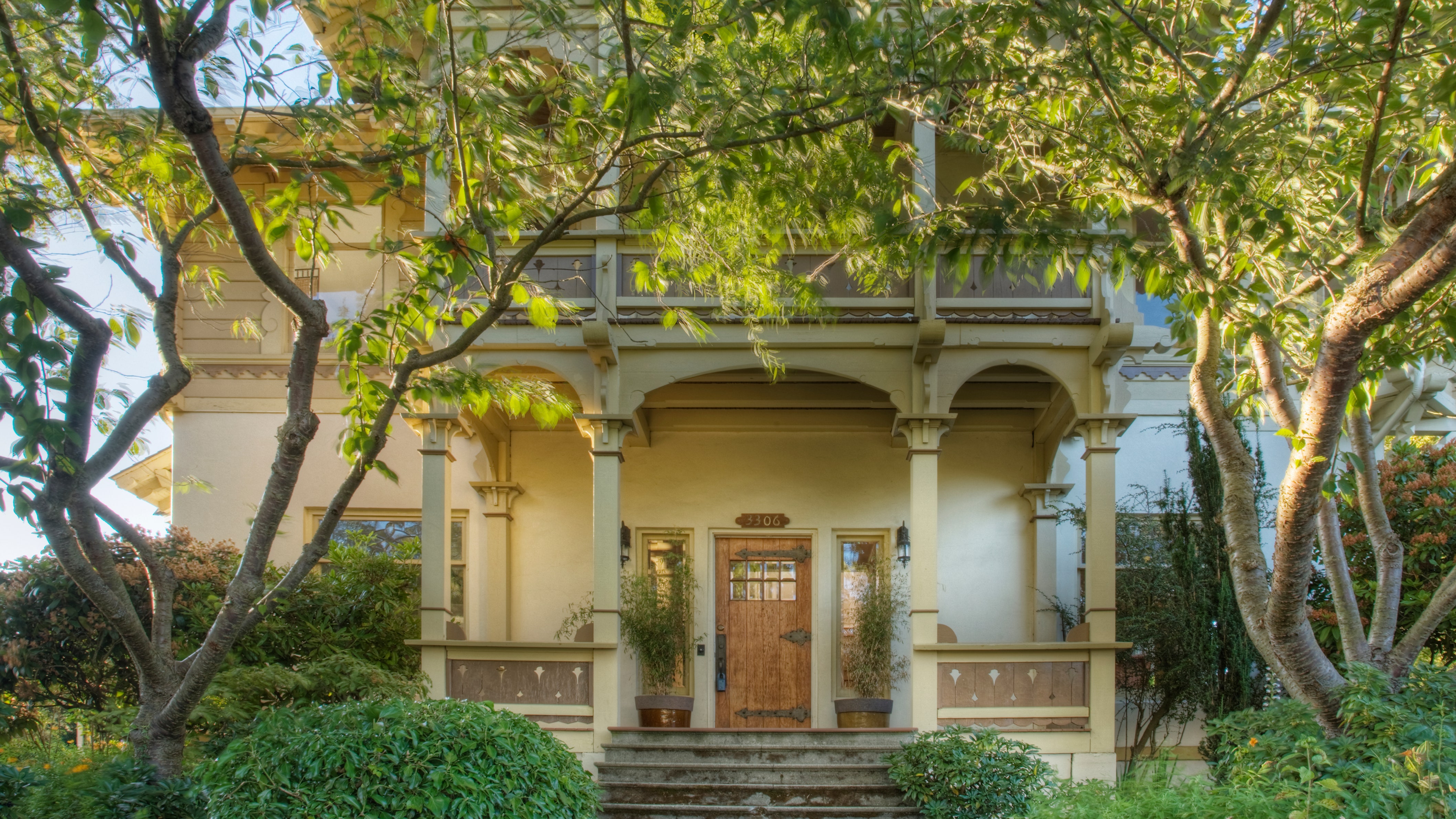 small-portico-ideas-create-an-elegant-entrance-with-a-charming-small