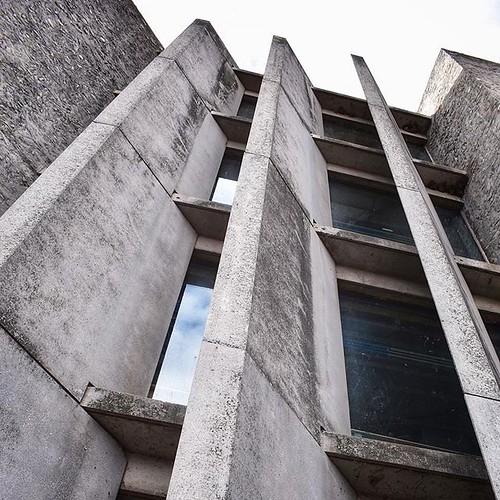 Brandeis, Yale, Harvard and M.I.T. were all visited for design inspiration of the Bata Library. The walls of Bata are exposed-aggregate rubble and concrete. So brut! #igerspeterborough #architecture #concrete #brutalism #TrentU #BataLibrary #peterborougho