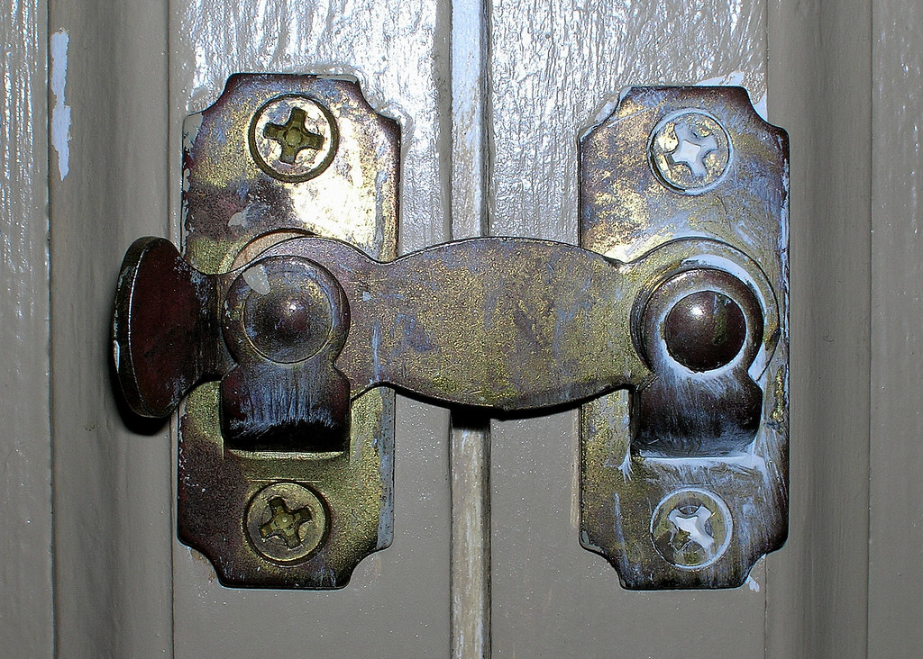 cabinet latch, w place nw