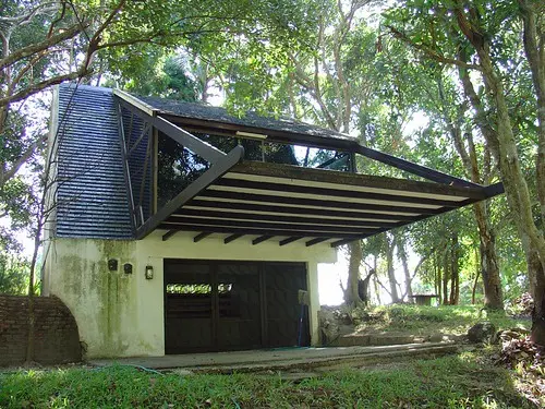 cantilever house balcony