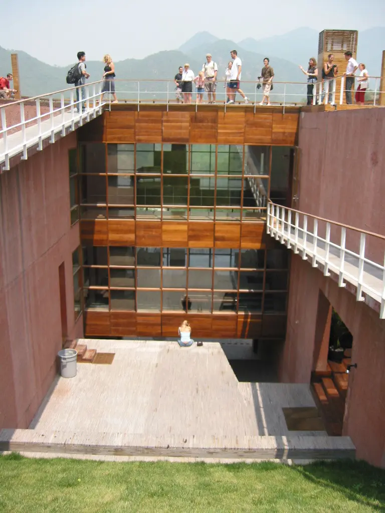 Antonio Ochoa (China) - Cantilever House