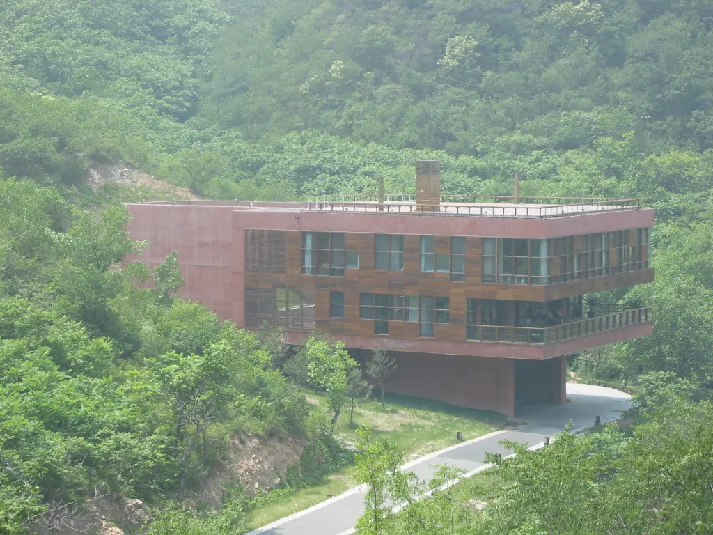 Antonio Ochoa (China) - Cantilever House