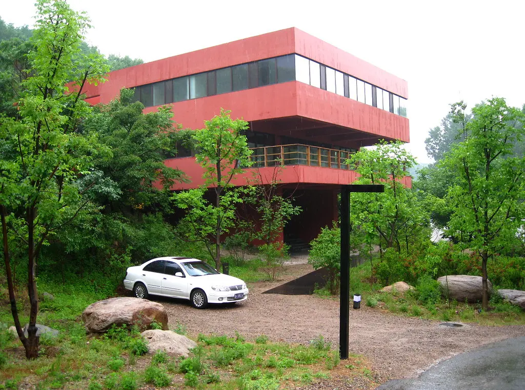 Cantilever House