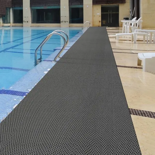 WLWLEO Drainage Anti-Fatigue Mat: Enhance Your Hot Tub Deck Design