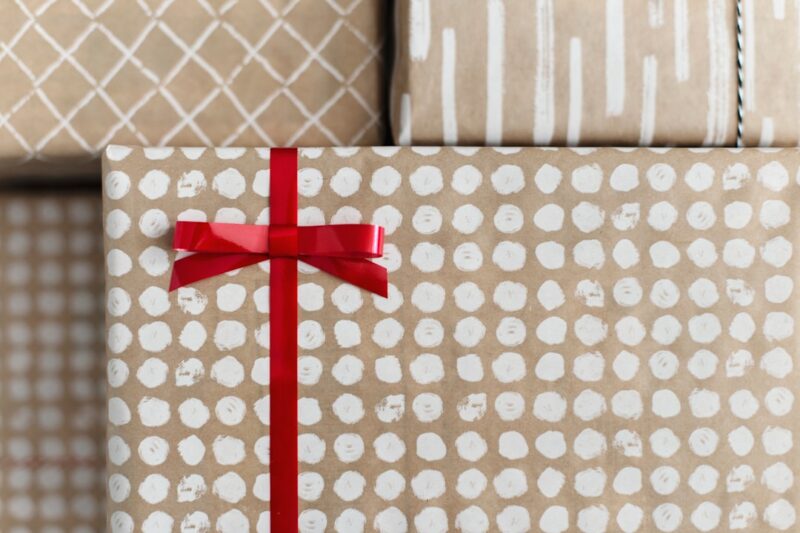 How To Wrap A Candle With Wrapping Paper: Simple Gift Ideas 