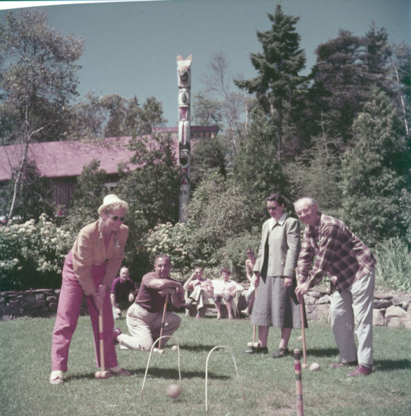 Two men and two women play a game of croquet at Braemar Lodge on Lake Ellenwood, Nova Scotia / Deux hommes et deux femmes jouent une partie de croquet à l'auberge Braemar au lac Ellenwood (Nouvelle-Écosse)