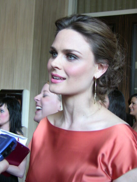 Emily Deschanel public appearance linked to net worth insights