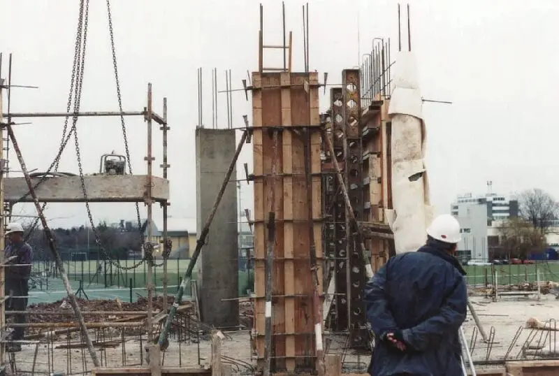 Reinforced concrete column cast in situ
