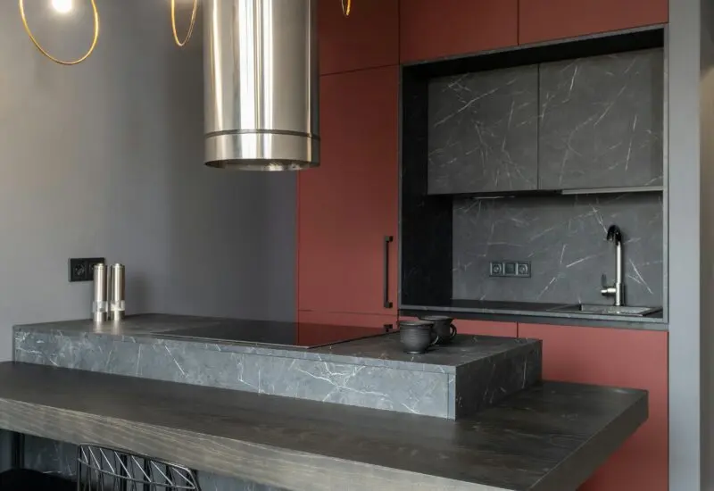 Kitchen island and backsplash work zone with cabinetry supports Optimizing Cabinet and Counter Work Zones Around the Backsplash by showing the room feature the section discusses.