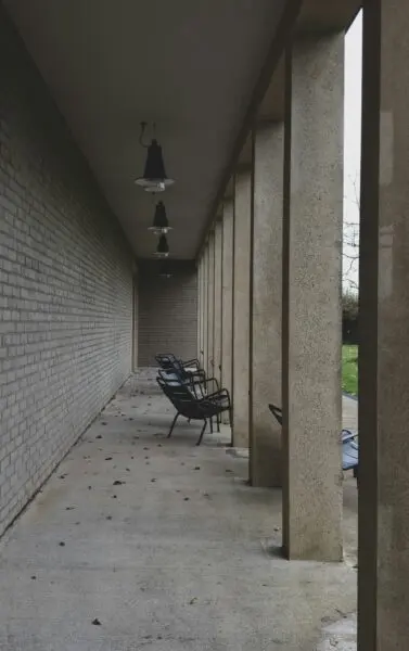 A row of chairs sitting on the side of a building.