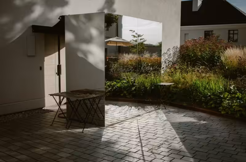 A small table sitting in the middle of a garden