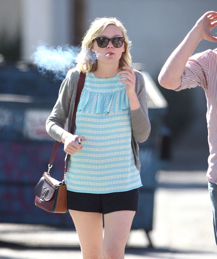 Kirsten Dunst smoking 2